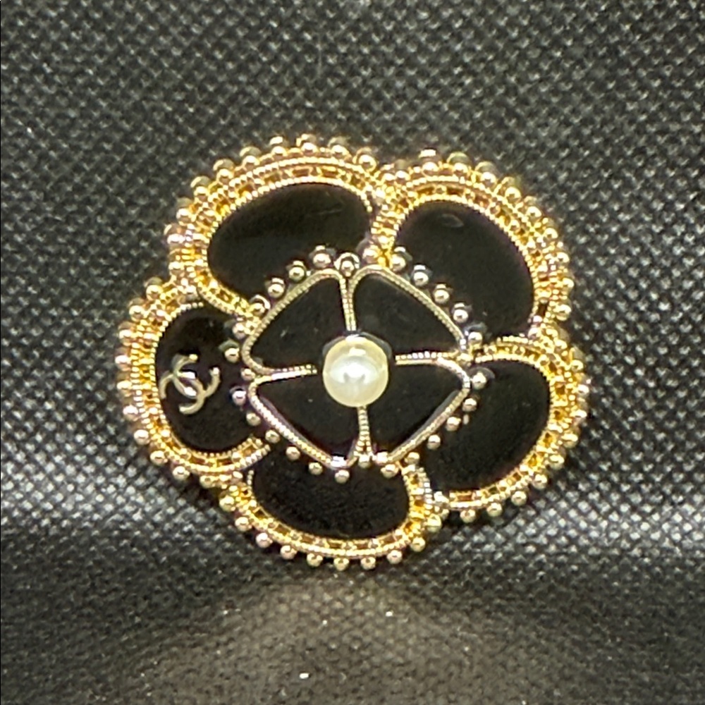 ✅ PRICE IS FIRM ✅ Elegant Black and Gold Floral Brooch